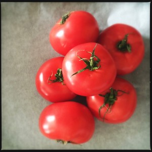 Karamellisierte, selbst gemachte Tomatensuppe aus langsam gerösteten Tomaten mit Knoblauch-Knusperbrot https://galupasvoice.com/tomatensuppe/ ‎