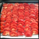 Karamellisierte, selbst gemachte Tomatensuppe aus langsam gerösteten Tomaten mit Knoblauch-Knusperbrot https://galupasvoice.com/tomatensuppe/ ‎