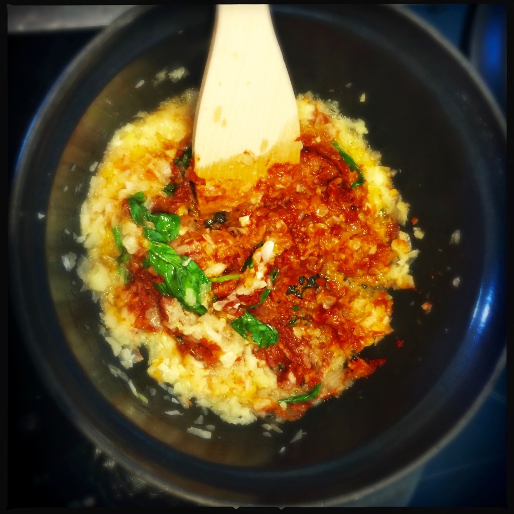 Sommerliche Tomatensuppe mit Knoblauch Knusperbrot