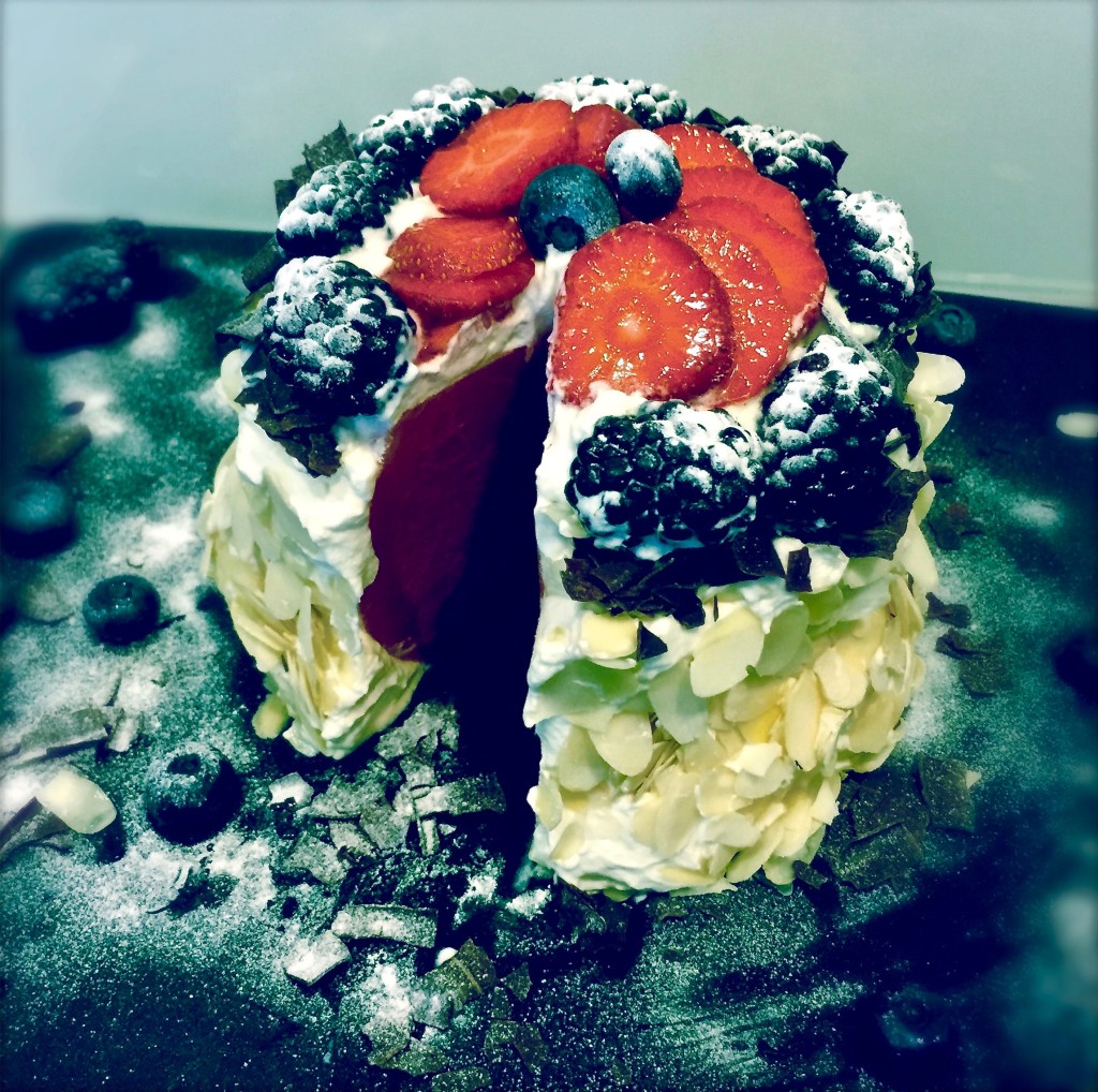 Freunde bunter Früchtchen und sahnig-cremiger Dekadenz: Bei dieser Wassermelonen-Torte dürft Ihr fast ohne schlechtes Gewissen mal so richtig zuschlagen! www.galupasvoice.com/wassermelonen-torte/