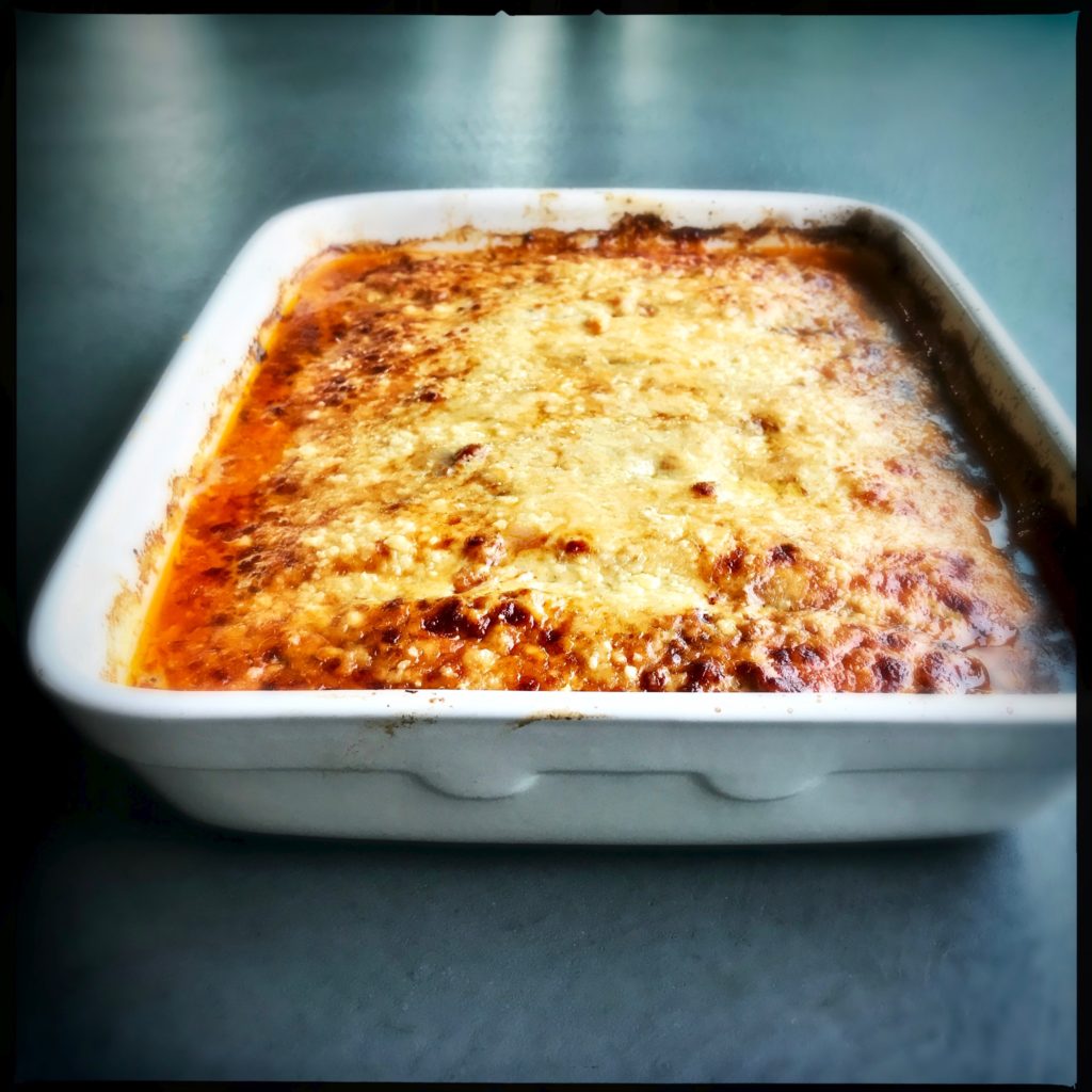 Nonnas Lasagne reloaded - ein Klassiker mal anders: Zucchini als Bühne, auf der die Bolognese und die Béchamel-Sauce zusammen zur Höchstform auflaufen. Leichter, aber mindestens gut! https://galupasvoice.com/zucchini-lasagne/