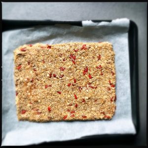 Quinoa Granola Snackriegel: Ein sättigender Snack für unterwegs oder zwischendurch und warum Cornflakes und das geliebte Konfibrot uns nicht nur dick, sondern auch krank machen können. https://galupasvoice.com/quinoa-granola-snackriegel/