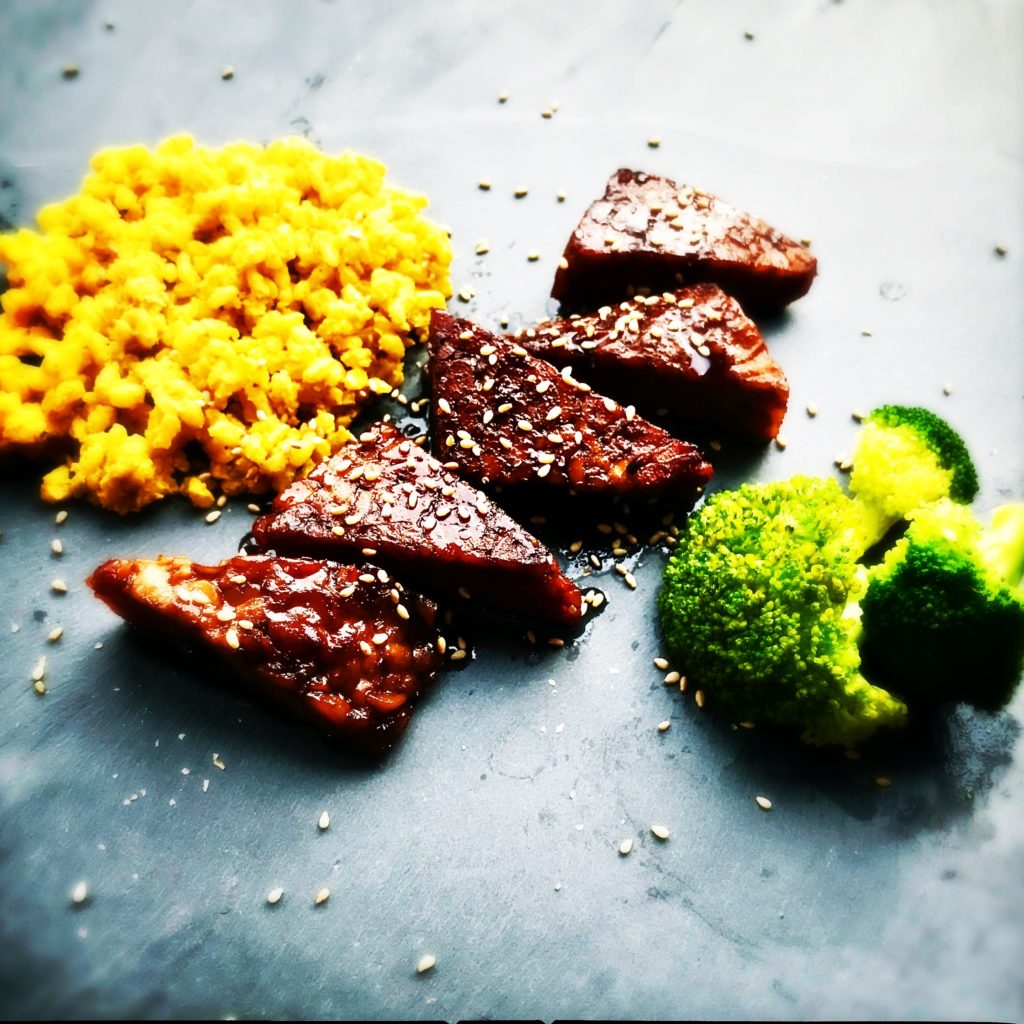 In Balsamico und Ahornsirup mariniertes Tempeh Steak mit Kürbis-Kokos-Curry-Reis https://galupasvoice.com/balsamico-tempeh-steak/