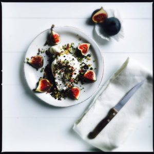 Frische Feigen und Burrata mit einem Krokant aus Pistazien, Kaffeebohnen und Rosenblättern https://galupasvoice.com/feigen-und-burrata/ 