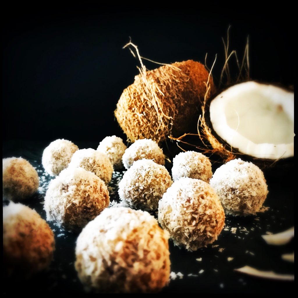 Eisgekühlte Kokosbällchen oder die gesündesten Pralinen der Welt https://galupasvoice.com/kokosbaellchen/