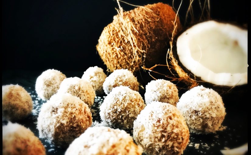 Eisgekühlte Kokosbällchen oder die gesündesten Pralinen der Welt https://galupasvoice.com/kokosbaellchen/
