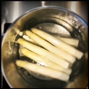 Rezept weisse Spargeln mit einer ganz einfach selbst gemachten Hollandaise https://galupasvoice.com/weisse-spargeln