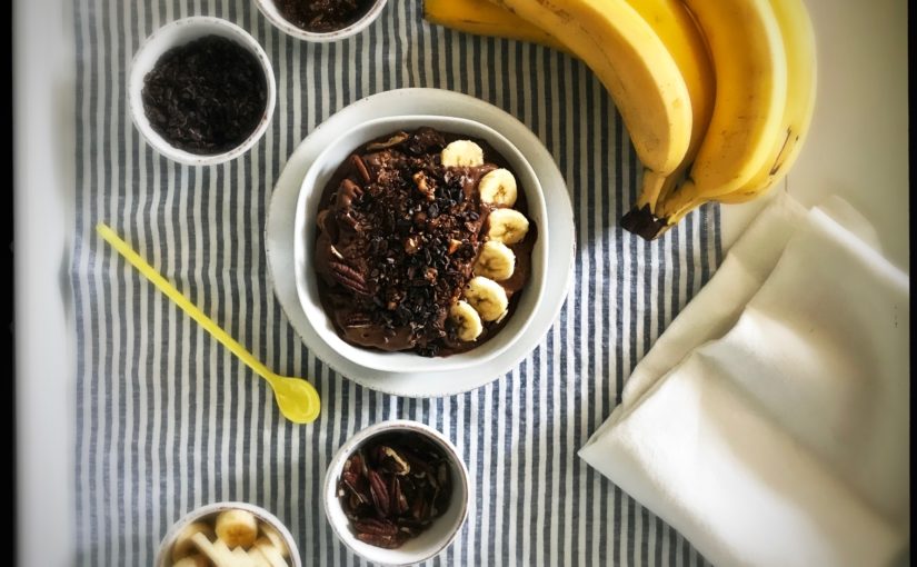 Eine Portion Glück und Gesundheit zum Frühstück: Bananen Schokoladeneis ohne Zucker und Milch
