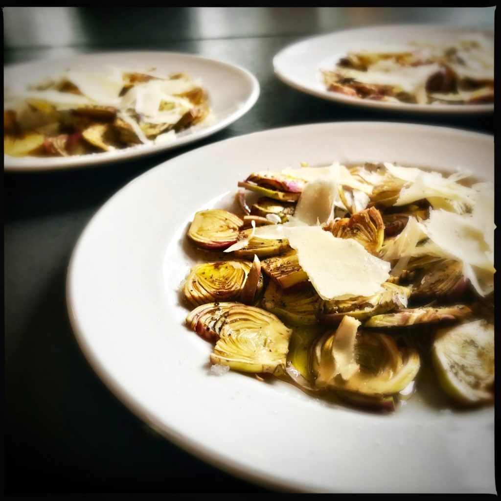 Fantastischer Salat aus rohen, jungen Artischocken mit Olivenöl und Parmesan https://galupasvoice.com/artischockensalat/