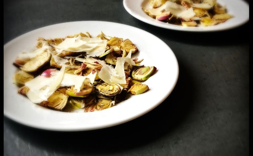 Fantastischer Salat aus rohen Artischocken mit Parmesan