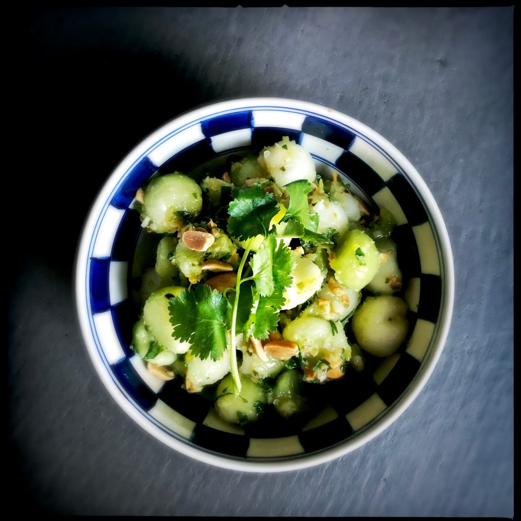 Ein aussergewöhnlich schmackhafter, süss-sauer scharfer Asia-Salat aus kalorienarmen Galiamelonen https://galupasvoice.com/thai-melonensalat/