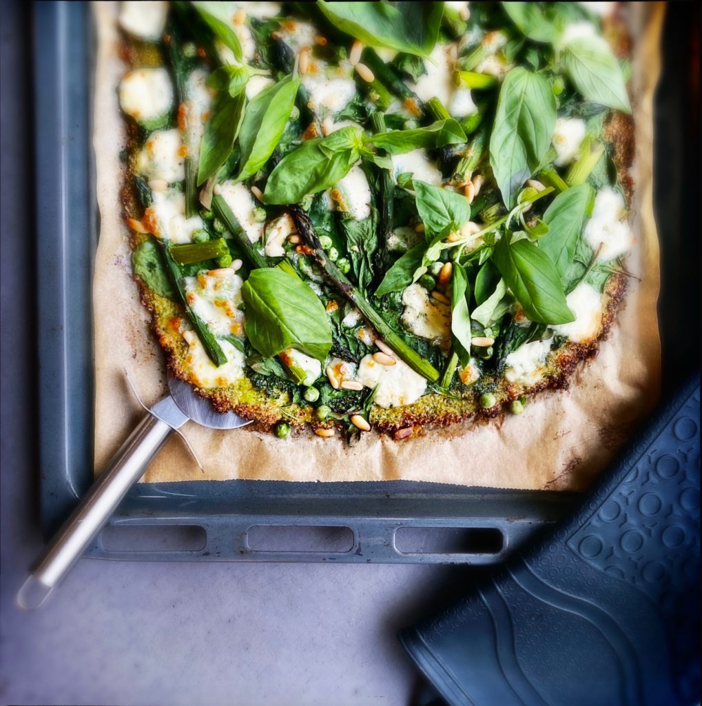 Mit Brokkoli Pizza kannst Du Pizza auf gesunde und doch genussvolle Weise schlemmen: Sie ist weizen- und glutenfrei und belastet die Verdauung viel weniger https://galupasvoice.com/brokkoli-pizza/