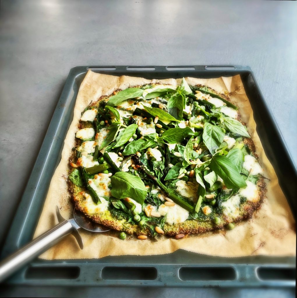 Mit Brokkoli Pizza kannst Du Pizza auf gesunde und doch genussvolle Weise schlemmen: Sie ist weizen- und glutenfrei und belastet die Verdauung viel weniger https://galupasvoice.com/brokkoli-pizza/