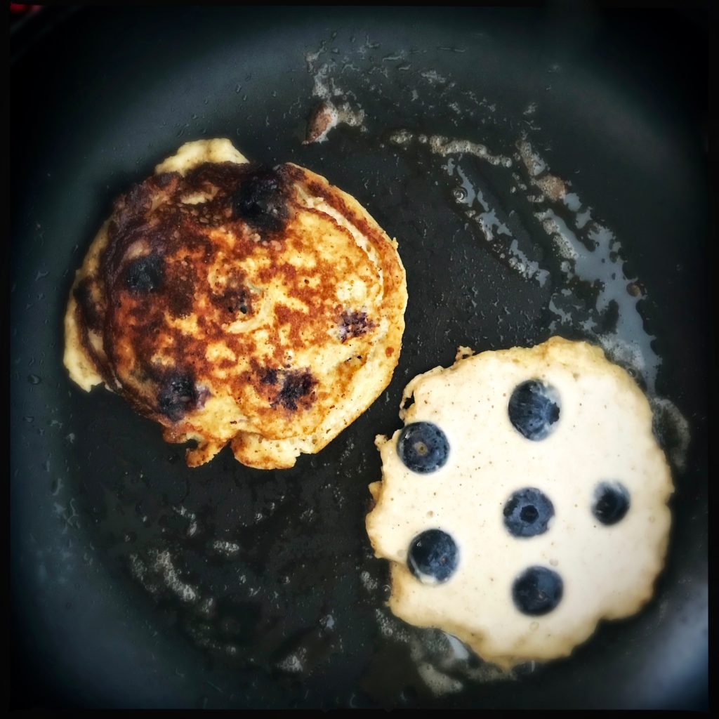 Die beliebtesten Pancakes auf Pinterest: Keine faulen Ausreden mehr, nicht gesund zu frühstücken: Diese leckeren Pancakes ohne Zucker und Mehl bestehen aus nur 7 Zutaten und sind in 10 min fertig https://galupasvoice.com/haferflocken-pancakes/