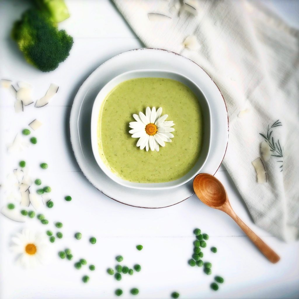 Asiatisch angehauchte Erbsen Brokkoli Suppe mit Minze und Kokosmilch https://galupasvoice.com/erbsen-brokkoli-suppe/