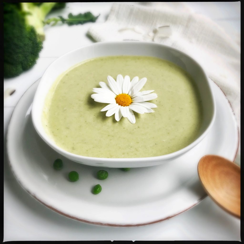 Asiatisch angehauchte Erbsen Brokkoli Suppe mit Minze und Kokosmilch https://galupasvoice.com/erbsen-brokkoli-suppe/