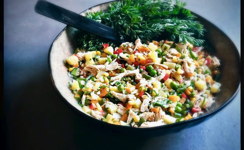 Salpicão - bunter Salat mit Pulled Chicken: Dieses trendige Gericht liefert einen ganzen Regenbogen an Gemüse, und Du kriegst dazu nicht nur jede Menge Nährstoffe, sondern auch ganz viel Geschmack  https://galupasvoice.com/salpicao/