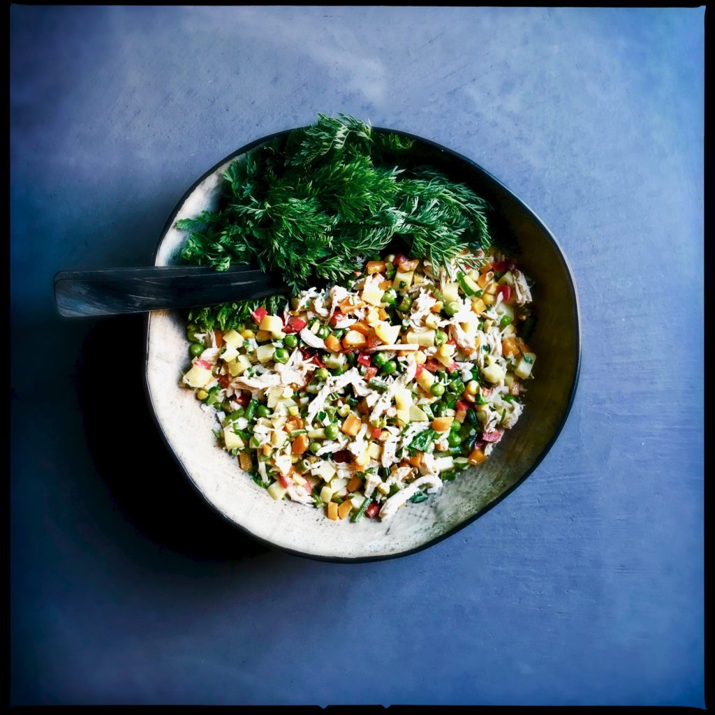 Salpicão - bunter Salat mit Pulled Chicken: Dieses trendige Gericht liefert einen ganzen Regenbogen an Gemüse, und Du kriegst dazu nicht nur jede Menge Nährstoffe, sondern auch ganz viel Geschmack https://galupasvoice.com/salpicao/
